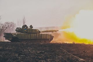 Ruské pozice u Huljajpole pod palbou. Tank...