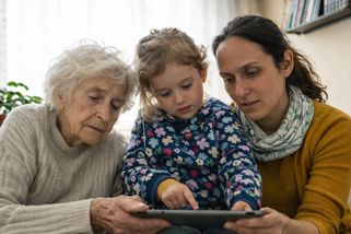 Dopoledne vozí mámu k lékaři, večer řeší dceru. Sendvičová generace platí cenu, o které se mlčí - Médium.cz