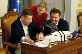 Neziskovkám škrtneme peníze, kasá se vláda. Stranickým institutům ale miliony nechá - Novinky