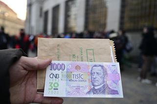 „Stojíme tu už 20 hodin.“ Dav lidí čeká před ČNB na zvláštní bankovku - Seznam Zprávy