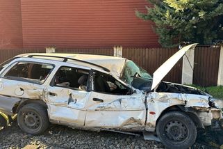 U Prahy se srazil vlak s autem. Řidiče museli vyprostit - Novinky