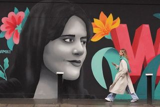 Těhotnou Íránku odsoudili k smrti. Zapálila portrét Chomejního - Seznam Zprávy