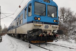 Na železničním přejezdu v Ostravě se srazil vlak s autem. Zemřely dvě děti - Novinky