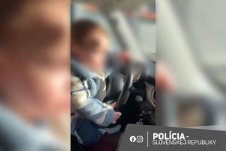 Matka na Slovensku nechala řídit auto batole. A ještě natočila pro policii video - Novinky