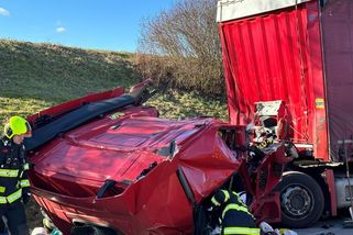 Pražský okruh uzavřela nehoda kamionů. Jeden má zničenou kabinu - Novinky