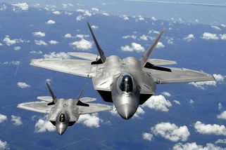 F-22 vs. Su-57: Přesnost proti mohutné síle. Kdo vyhraje skutečný střet?