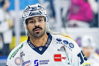 Spor o přestup hokejisty. Opustil klub kvůli narození dcery, ale ihned posílil konkurenta - Sport.cz