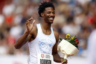 Divoký běh amerického překážkáře v Ostravě. Při závodě si marně zakrýval intimní partie - Sport.cz