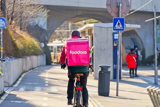 Hrozí kolaps doručování jídla. Kurýři firem Foodora, Wolt i Bolt Food plánují protesty - Echo24.cz