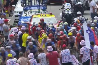 Zbláznil se? Šílený divák na Tour házel po šampionech brambůrky, už byl zadržen - Sport.cz