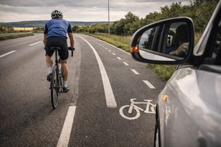 Cyklisté nemají na silnici co pohledávat, mají cyklostezky - Médium.cz