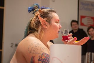 Nahota je pro mě jako kostým, říká performerka Kača Olivová - Expres FM