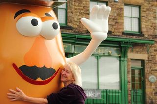 Známá hračka mění jméno. Má být genderově neutrální - Novinky