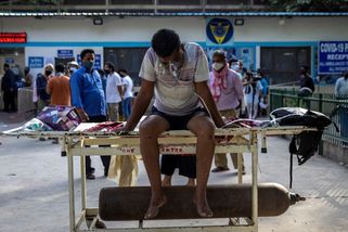 Covidová katastrofa v Indii: Statisíce nakažených, chybí kyslík a lůžka v nemocnicích - Novinky