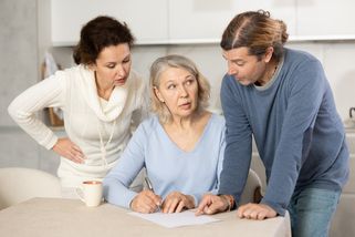 Dcera žije se dvěma muži, syn je narcis. Realita matku rozložila u nedělního oběda