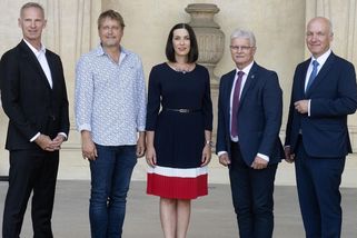 Hujerství, nebo skvělý tah? Markéta Pekarová Adamová vynesla šaty v barvě české trikolory. Vedle ostatních dost zářila - Super.cz