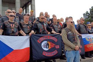 Noční vlky čekali v Bratislavě protestující s ukrajinskými vlajkami - Novinky