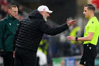 Slávisté opět nadávali na rozhodčího. Směrem k Bilbau padaly hanlivé výrazy - Sport.cz