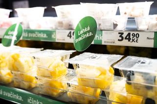 Tesco čelí kritice za prodej krájeného ovoce a zeleniny