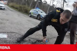 Jihomoravští policisté vozí už 10 let defibrilátory. Zachránili stovku životů