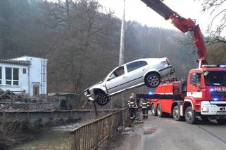 Drama na Blanensku: Mladý řidič skončil s autem v řece. Na záchranu čekal na jeho střeše