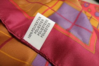 Recyklovaný polyester nedělá módní značky udržitelnější. Uvolňuje víc mikroplastů než ten vyráběný přímo z ropy