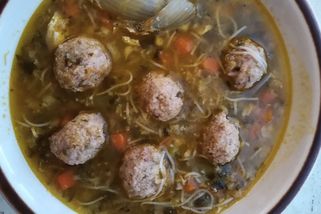 Tahle polévka má v sobě jaro, máslo a kousek sentimentu: S paštikovými knedlíčky je výborná! Děti si ji okamžitě zamilovaly