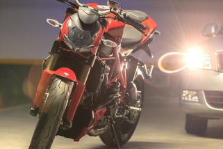 Auto vs. motorka – co je rychlejší? - Portál řidiče