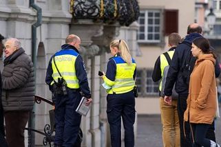 Rodina uvěřila konspiracím. Pár i s dětmi raději skočil ze sedmého patra