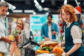 „Začal mi tykat a řekl mi holčičko. To jsem mu nedarovala.“ Prodavačka se ohradila proti arogantnímu zákazníkovi