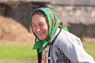 Babičky to nosily jako symbol elegance. Uvázaný šátek pod bradou, se vrací do módy