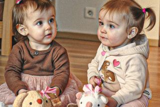 Záměna miminek v třebíčské porodnici: Jak to dopadlo s holčičkami 19 let od kauzy, jež zasáhla Česko - Médium.cz