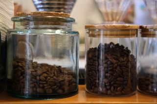 V obchodech začala cenová válka o kávu. Odborník vysvětluje, jak je možné, že je cena na historickém minimu