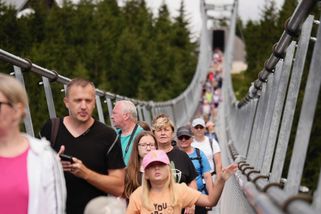 Největší visutý most světa rozděluje místní. Raději klid, nebo byznys? - Seznam Zprávy