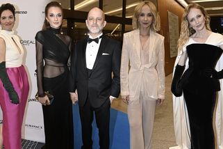 Příchody na Českého lva: Elegantní Geislerová, extravagantní Ryška i zářivá Plodková. A Čermák se sexy partnerkou - Super.cz