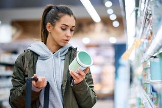 Přišli jste pro rohlíky a odcházíte s plným košíkem? Není to náhoda, supermarkety vás chytře manipulují