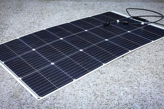 Revoluční solární panely jsou tenké a ohebné jako papír. Instalovat se dají úplně všude a zaplatí vám provoz celé domácnosti