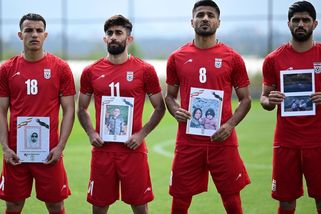 Íránští fotbalisté k další přípravě nastoupili s fotkami dětských obětí války - Sport.cz