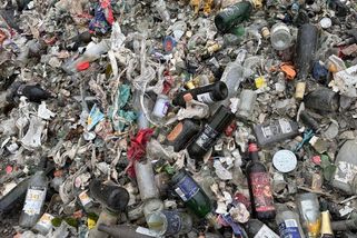 Suť a plasty v kontejnerech na sklo. Sklárny vracejí Opavě odpad po kamionech - Novinky