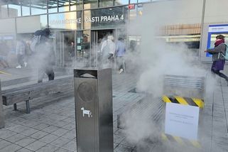 To nehoří, jenom to tak pořád vypadá, upozorňují hasiči i nalepená cedule před úřadem Prahy 4 - Novinky