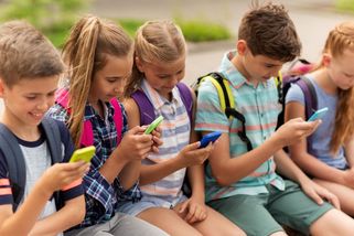 Začíná to telefonem, pak přijdou energeťáky, nikotin i kratom... Jak chránit děti před závislostmi