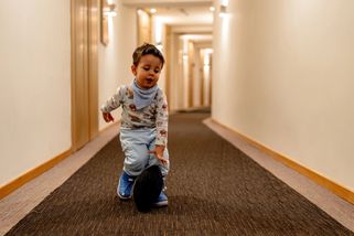 Nahrávka, na které máma zachycuje své tři syny v hotelové chodbě, vyvolala vlnu zděšení