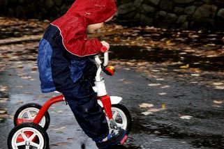 Nechte děti, ať si hrají v dešti. Nerozpustí se vám - Médium.cz