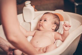 Novorozence není třeba mýt každý den, místo mýdla je lepší trocha oleje - Proženy.cz