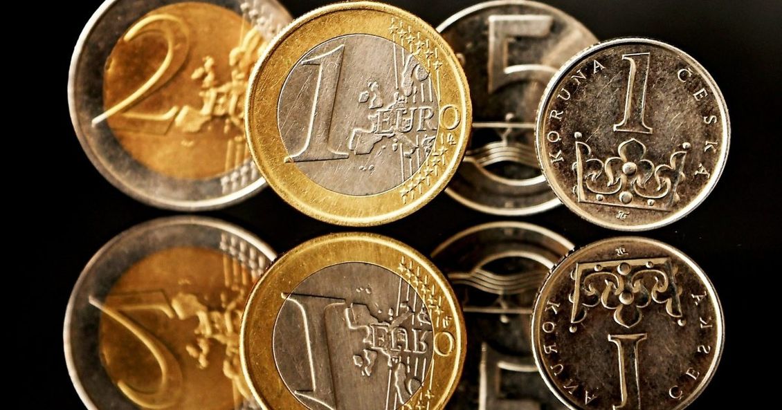 Euro v Česku ano, nebo ne? 12 ekonomů hodnotí přijetí společné měny
