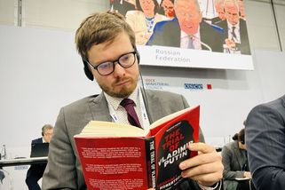 Mluvčí Lipavského zvolil vlastní formu protestu proti vystoupení Lavrova - Novinky