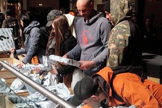 Tablet i přetržená vánoční světýlka. Plzeňané stáli frontu na tajemné balíčky - Novinky