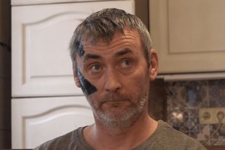 Strážníci na Teplicku zaklekli invalidu kvůli parkování. Záběry ukazují drsnost zákroku