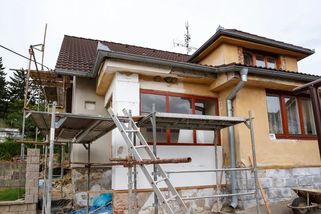 Stavební firma jim zničila život: Inkasovali dotace, fakturovali neodvedenou práci. Rodina přišla o 1,2 milionu, peníze už zřejmě nikdy neuvidí