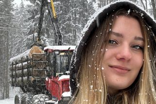 24letá Zuzana po otcově smrti převzala rodinnou firmu a stahuje dřevo z lesa. Mladá kráska se tvrdé dřiny v lese rozhodně nebojí